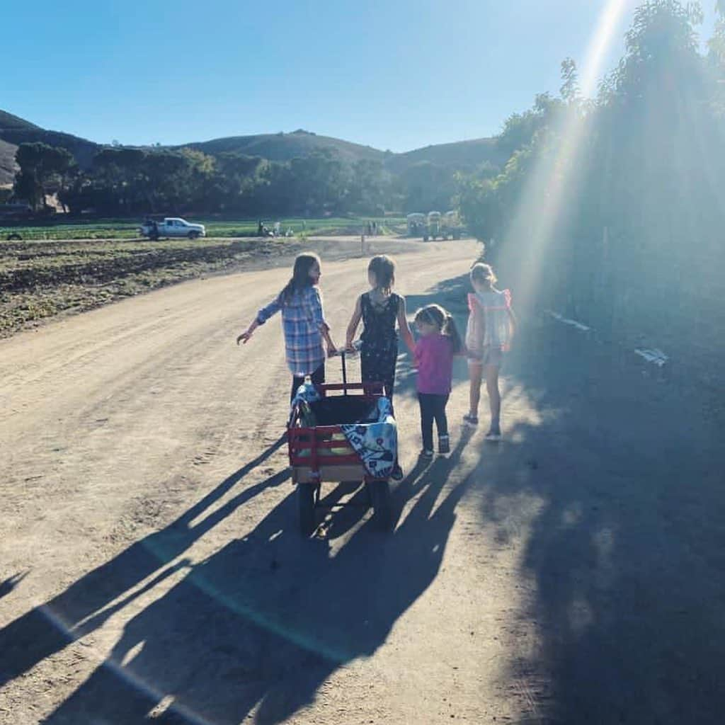 ガル・ガドットさんのインスタグラム写真 - (ガル・ガドットInstagram)「Spent a day at the farm, breathing fresh air, feeling the sun on our faces and just exploring new grounds.  So lucky to be able to enjoy nature and spend  time together.」11月14日 4時48分 - gal_gadot