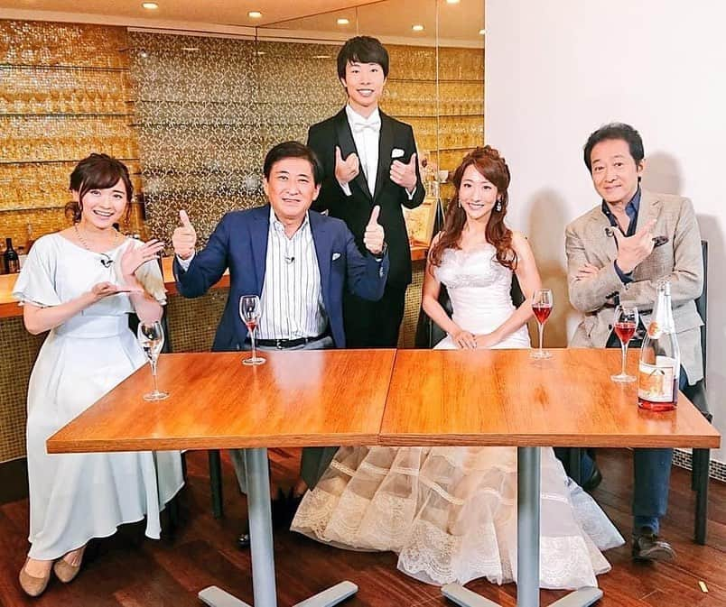 辰巳真理恵のインスタグラム：「・ 本日放送です❣️ 是非ご覧ください📺✨ 写真⑤ ・ ◆#BSテレ東 「エンター・ザ・ミュージック」  ・ 日時：2020年11月14日(土)　午前8時30分～午前9時00分 出演：#藤岡幸夫 さま(指揮者)  ・#辰巳琢郎  ・#辰巳真理恵  ・#追川礼章 さま(ピアノ)  ・#繁田美貴 さま(テレ東アナウンサー)  ・ 「音楽は世界を豊かにする!」をコンセプトに、指揮者の藤岡幸夫様がナビゲーターを務める音楽番組に 父、琢郎と共に出演いたします。 親子トーク、そして辰巳真理恵の歌唱をお楽しみください。 番組HP: https://www.bs-tvtokyo.co.jp/enterthemusic/ ・ 番組のホームページにもアップして頂いておりますので、 宜しければ覗いみてやってください🎼 ・ ・ 私は「#蘇州夜曲」や、 #薮田翔一 様作曲 @chihuahua_song  歌曲集「#小倉百人一首」より数曲、などを歌わせていただきます🌸 歌の収録はとても緊張しましたが、 逆にトークは、藤岡マエストロと繁田アナウンサーのお陰で、とてもリラックスして楽しむことができ、感謝感謝です🍷✨ ・ ・ ドレスは「#メゾンドブランシュ」のお気に入りドレスを着させていただきました👗💕 @maisondeblanche  ・ ヘアアレンジは荒井里佐子さま、 メイクは江川千恵子さま💄 ・ 藤岡マエストロ、繁田アナウンサー、ピアニストの追川さま、 関係者の皆様、お世話になった皆様、ありがとうございました💖 ・ ・ #エンターザミュージック #親子共演 #親子出演 #本日放送 #tatsumimarie #marietatsumi #ソプラノ歌手 #sopranosinger #maisondeblanche  #キングレコード #百人一首 #全音楽譜出版社  #君がため惜しからざりし命さへ長くもがなと思ひけるかな  #hyakuninisshu  #ogurahyakuninisshu  #紫式部 #清少納言 #藤原義孝 #爆笑トーク」