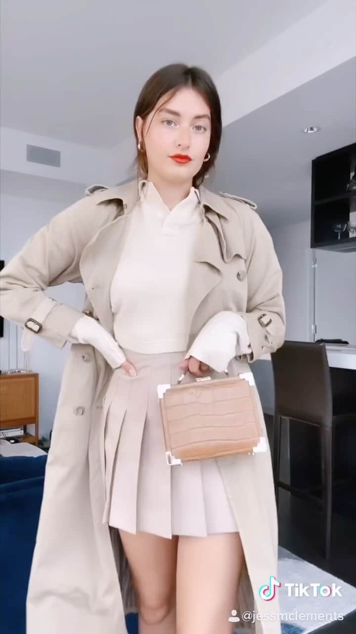 ジェシカ・ジェーン・クレメントのインスタグラム：「Loving French vibes for fall✨ What’s your favorite fall trend?」
