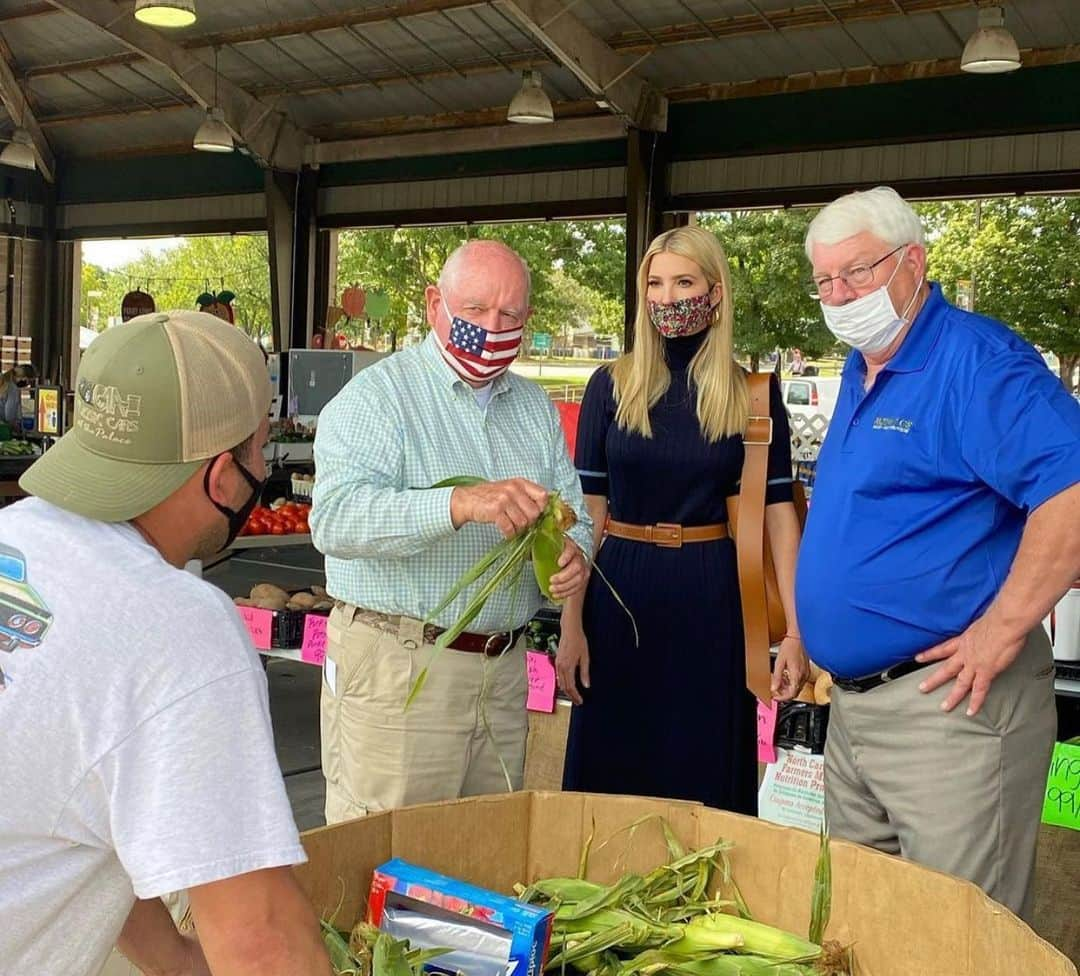 イヴァンカ・トランプさんのインスタグラム写真 - (イヴァンカ・トランプInstagram)「By purchasing more than $4 BIlLION in fresh produce 🥬 dairy🥛and meat from American family farms 🇺🇸, our #FarmerstoFamilies Food Box 👩‍🌾📦 program helps hungry families while assisting farmers and food distributors who have been affected by the pandemic.  So proud of this extraordinary @realDonaldTrump, @whitehouse and @usdagov initiative!」11月14日 4時53分 - ivankatrump