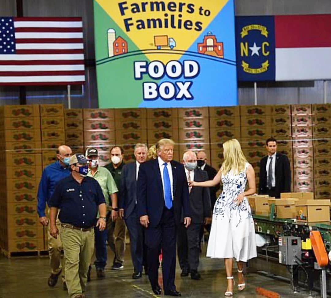 イヴァンカ・トランプのインスタグラム：「By purchasing more than $4 BIlLION in fresh produce 🥬 dairy🥛and meat from American family farms 🇺🇸, our #FarmerstoFamilies Food Box 👩‍🌾📦 program helps hungry families while assisting farmers and food distributors who have been affected by the pandemic.  So proud of this extraordinary @realDonaldTrump, @whitehouse and @usdagov initiative!」