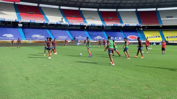 サッカー コロンビア代表チームのインスタグラム：「Preparándonos para el juego ⚽️🇨🇴🔥  #VamosColombia」