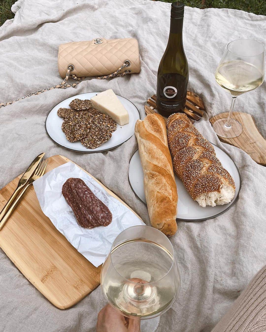 Helena Glazer Hodneさんのインスタグラム写真 - (Helena Glazer HodneInstagram)「I’ve been taking advantage of this milder weather while we still have it! One of my favorite ways to unwind has been to head to the park with a blanket, snacks and some @kimcrawfordwine. The best way to start the weekend!✨ #KimWithUs #KimCrawfordPartner #for21」11月14日 4時57分 - brooklynblonde1