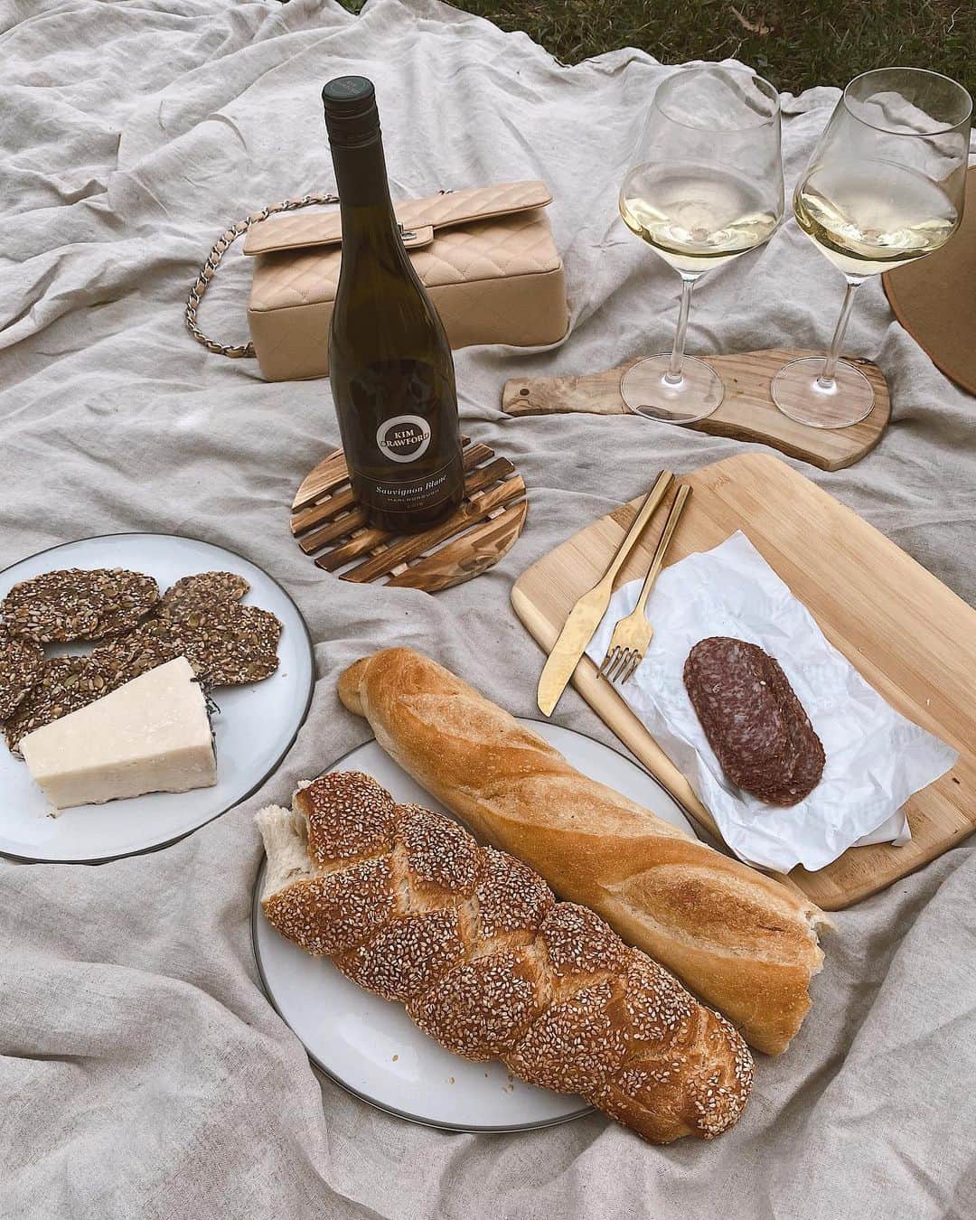Helena Glazer Hodneさんのインスタグラム写真 - (Helena Glazer HodneInstagram)「I’ve been taking advantage of this milder weather while we still have it! One of my favorite ways to unwind has been to head to the park with a blanket, snacks and some @kimcrawfordwine. The best way to start the weekend!✨ #KimWithUs #KimCrawfordPartner #for21」11月14日 4時57分 - brooklynblonde1