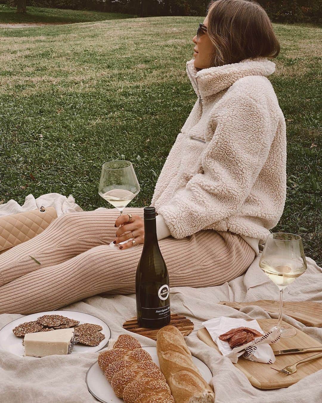Helena Glazer Hodneのインスタグラム：「I’ve been taking advantage of this milder weather while we still have it! One of my favorite ways to unwind has been to head to the park with a blanket, snacks and some @kimcrawfordwine. The best way to start the weekend!✨ #KimWithUs #KimCrawfordPartner #for21」