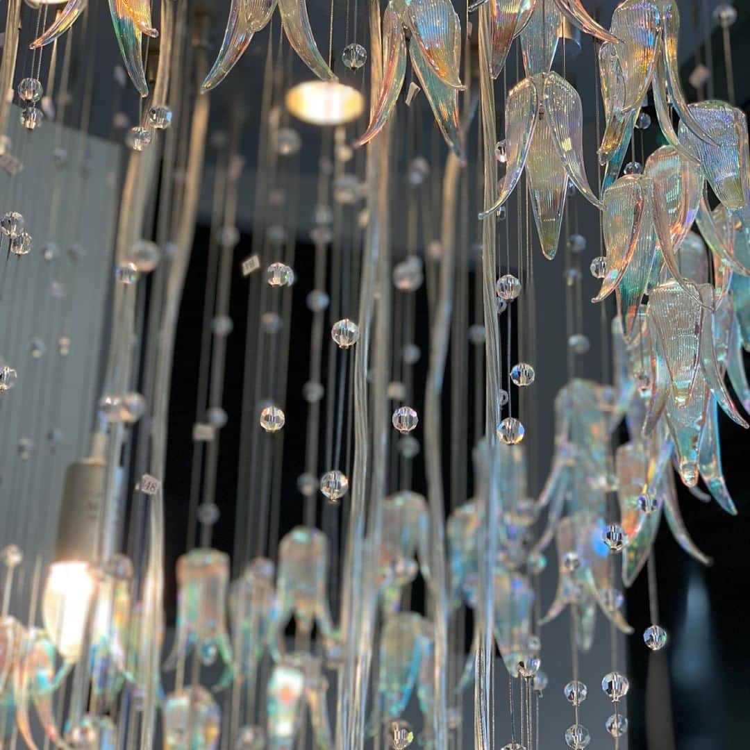 のインスタグラム：「Designing A Lighting Fixture I always think that the lighting fixture is jewelry in the room. It can be a simple design lighting fixture, but it needs to define the character of the room. In regards to making a unique commercial space, custom design lighting fixture can be effective. I am currently designing custom lighting fixture for the spa project, that I cannot show today, but I will show you some custom design lighting fixture in the past projects. It is inspired by flowers in Hawaii. Photos: Photos by Ventus Design (designed with Alger Lighting design team) 照明器具のカスタムデザイン 私はいつも、照明器具はお部屋の宝石だと思っています。シンプルなこともありますが、部屋の特徴を定義する必要があります。ユニークな商業空間をつくるためには、カスタムデザインの照明は効果的かもしれません。私は現在、スパプロジェクト用のカスタム照明を設計しており、残念ながら今日はお見せすることができませんが、過去のプロジェクトでいくつかのカスタムの照明器具を紹介したいとおもいます。ハワイの花からインスピレーションを得ています。 写真：Ventus Designによる写真（Alger Lightingデザインチームとともにデザイン） #hawaiiinteriordesign #beautifulplace #customlighting #commercialspace #stylishlife #interiorinspirations #interiorlovers #designideas #customerattraction ＃ハワイインテリアデザイン ＃インテリア好き ＃素敵な空間 ＃デザインアイデア ＃商業施設 ＃集客力」