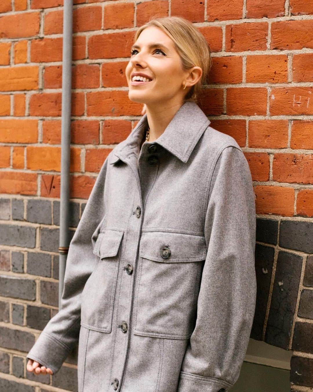 Mollie Kingさんのインスタグラム写真 - (Mollie KingInstagram)「Is it just me or are these oversized shirts everywhere at the moment?! I’m really loving them and I’ve been trying to style them in different ways. I thought I could do a reel showing how I’ve been wearing them - what do you think? #shacket #waystowear #shacketstyling」11月14日 5時02分 - mollieking