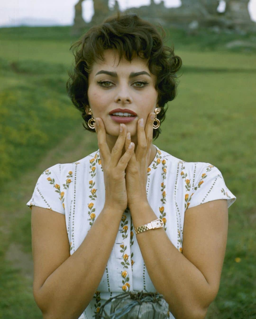 British Vogueさんのインスタグラム写真 - (British VogueInstagram)「“When I am in front of a movie camera I come alive, I feel that I am free to do anything!... It is like a visit to the psychiatrist – all my inhibitions disappear.” So said #SophiaLoren in a 1963 Vogue profile. Today, as her 98th film #TheLifeAhead hits @NetflixUK, click the link in bio to look back over the 86-year-old’s extraordinary life in style.   Sophia Loren photographed by Loomis Dean in Rome, Italy, 1957.」11月14日 5時05分 - britishvogue
