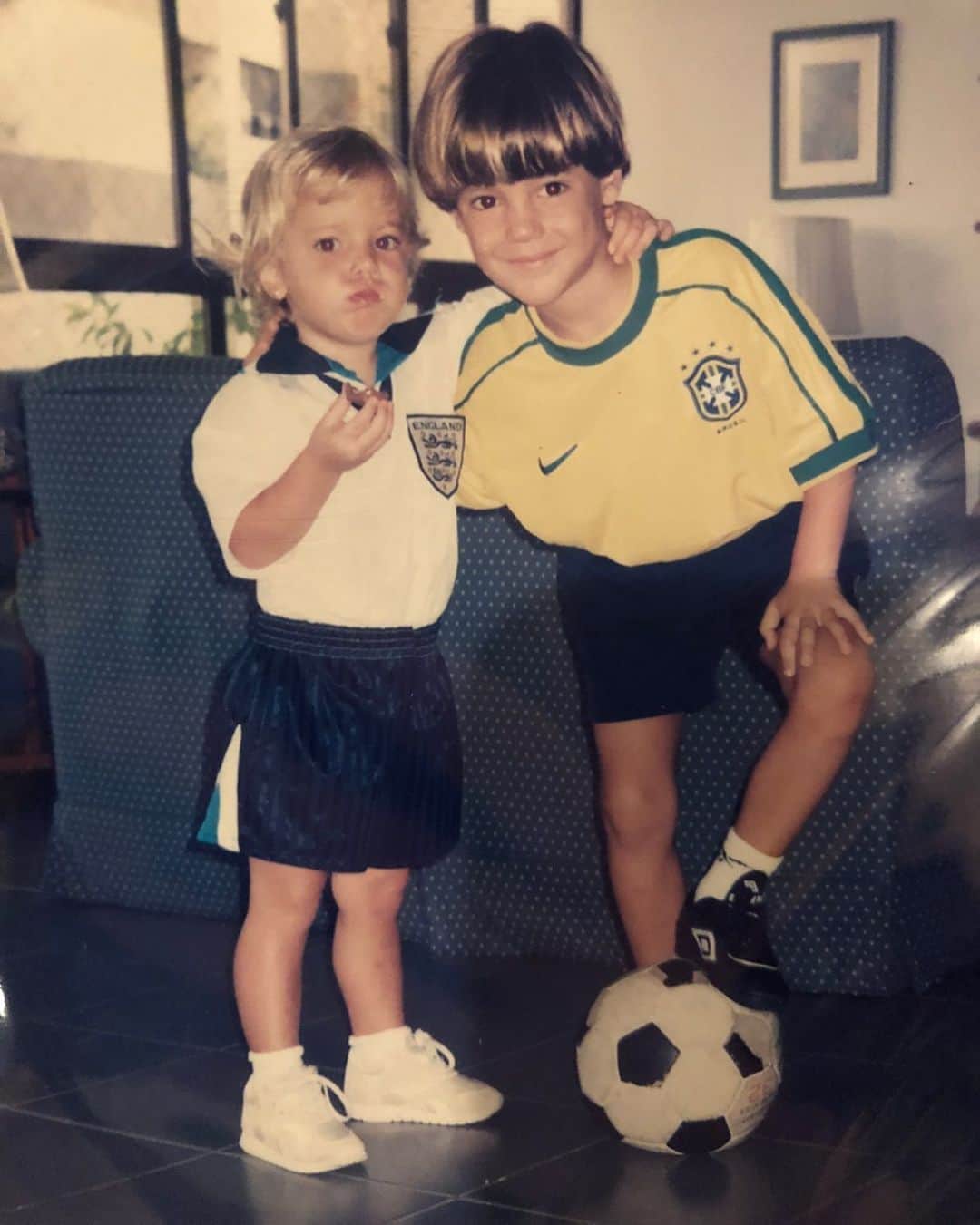 Alice Wegmannのインスタグラム：「um escorpião de sexta feira treze de lua cheia ♥️🦂 nesse ano eu desejo - além de tudo o que sempre te desejei na vida e vou sempre desejar - que o botafogo ganhe mais. te amo」