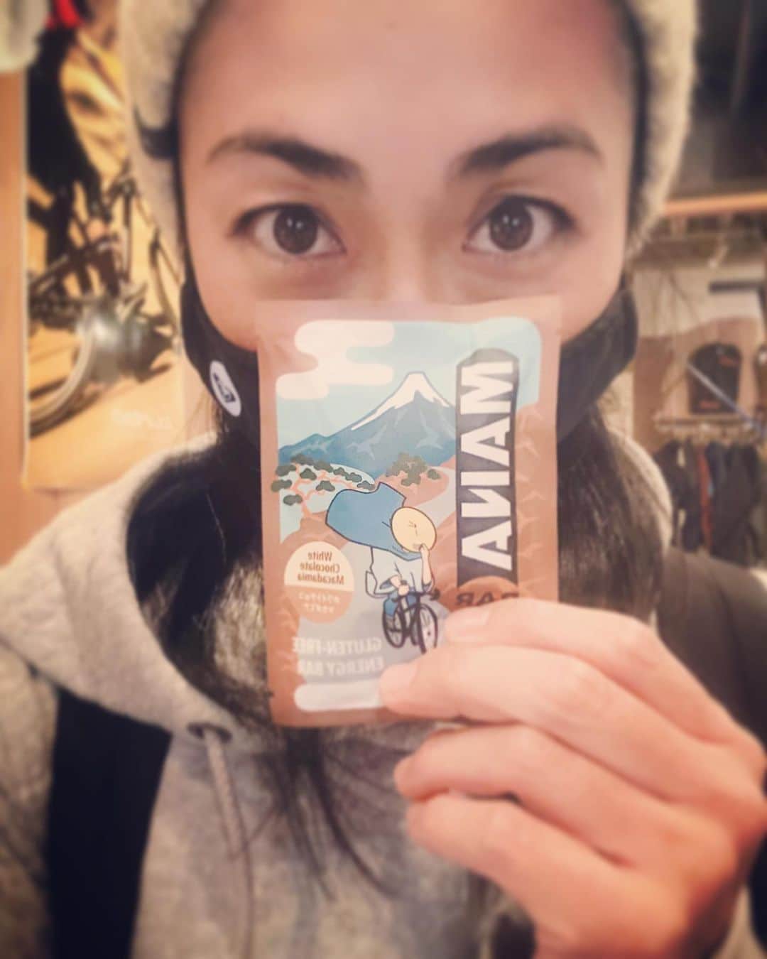 三星マナミのインスタグラム：「・ ・ サイクリストの為のエナジーバー🍋 出来ました🔥 その名も… @mana.energy.bar  ・ @compasshouse  @compassvillage にて販売中💚🧡💛 ・ ・ 宜しくお願い致します🙏w ・ #バイク女子、#食事が身体をつくる、#何を摂取するかが大事、#健康第一、#健康にスポーツを楽しむ、#生涯現役、#ママアスリート、#ママも楽しもう、#スポーツインライフ、#マナバー、#ヘルシーフード、#スポーツバー、#エナジーバー、」