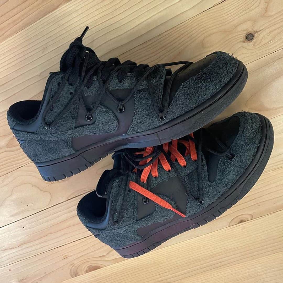 HYPEBEASTさんのインスタグラム写真 - (HYPEBEASTInstagram)「@hypebeastkicks: Here’s our first real look at the rumored @off____white x @nike Dunk Low “Black.” Featuring a new material construction, the shoes take on a smooth black leather base accented by matching hairy suede panels. Continuing details include the exposed tongue and a double lacing system, including a trail-inspired set of Flywire cord laces that match the “Black” theme. It’s expected to arrive sometime in Fall 2021, but stay tuned for official drop details. ⁠⠀ Photo: @nollege.tx」11月14日 16時01分 - hypebeast