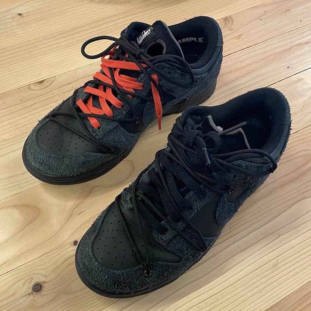 HYPEBEASTさんのインスタグラム写真 - (HYPEBEASTInstagram)「@hypebeastkicks: Here’s our first real look at the rumored @off____white x @nike Dunk Low “Black.” Featuring a new material construction, the shoes take on a smooth black leather base accented by matching hairy suede panels. Continuing details include the exposed tongue and a double lacing system, including a trail-inspired set of Flywire cord laces that match the “Black” theme. It’s expected to arrive sometime in Fall 2021, but stay tuned for official drop details. ⁠⠀ Photo: @nollege.tx」11月14日 16時01分 - hypebeast