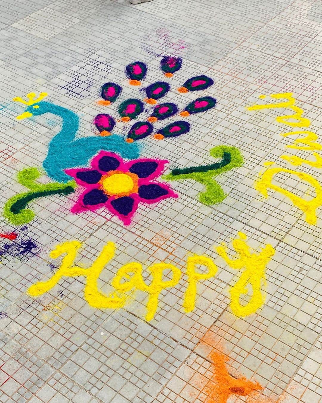 シャーヒド・カプールのインスタグラム：「Happy Diwali to you all. Here’s to messy rangolis and priceless family time. Feed the heart with love. Everything else will come and go.」
