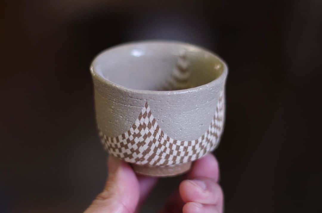 水野智路さんのインスタグラム写真 - (水野智路Instagram)「This is a work I made when I was 10 years old. . 10歳頃に作ったぐい呑です🍶 . . #せともの #瀬戸物 #セトモノ #瀬戸市 #練り込み技法 #練り込み #練り上げ #ceramic #pottery  #nerikomi #neriage #水野智路 #模様 #coloredclay #パターン #pattern #art #clay #artwork #tomoro  #市松模様 #市松 #ぐい呑 #sakecup」11月14日 16時03分 - tomoro.m