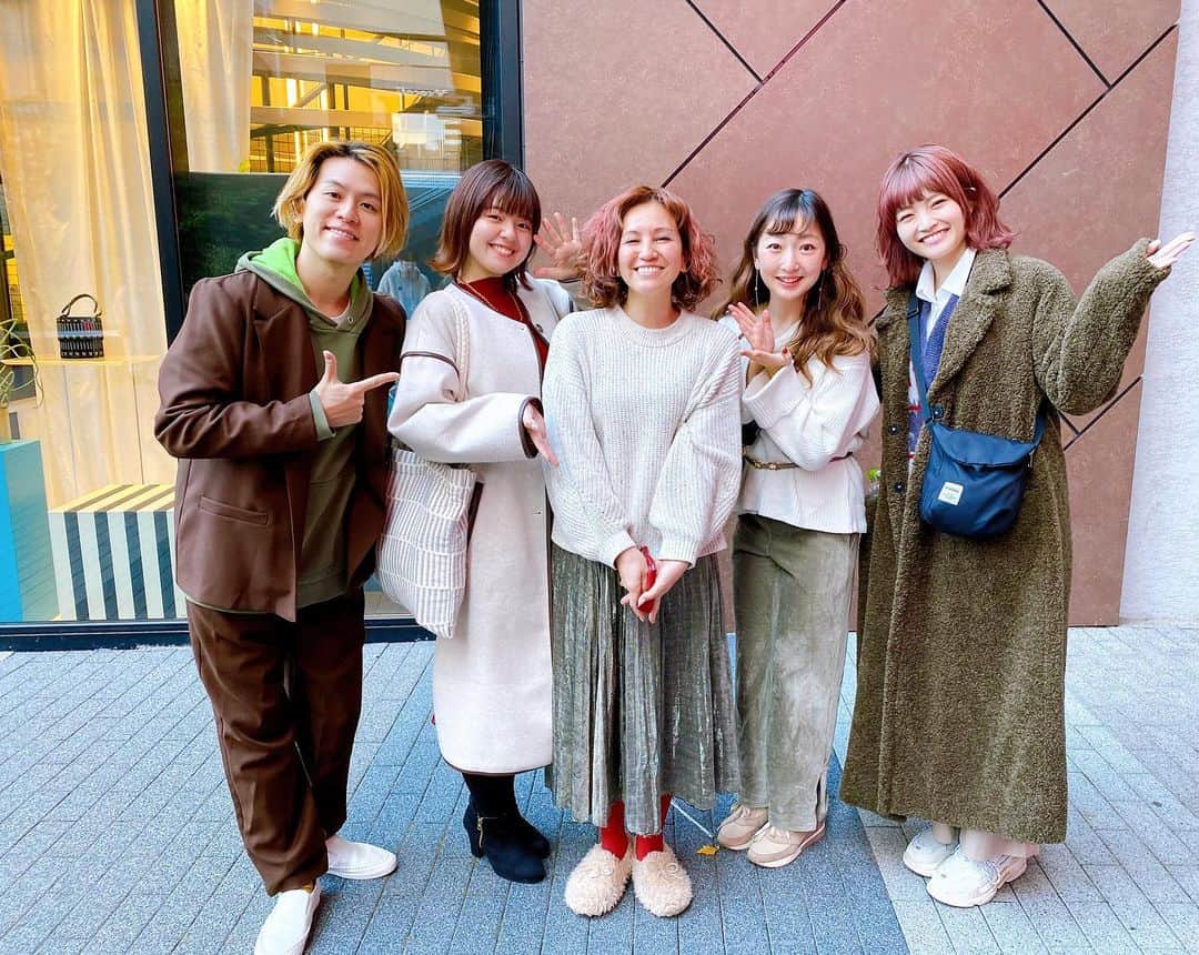 横沢ローラのインスタグラム：「渋谷アカペラストリート、渋谷キャストステージに出演のナギーレーン。 私のシブヤクリスマスキャロル企画、1曲参加してくれました！12/2リリース。アレンジは左手のバラッチ！渋谷学園の生徒さんや渋谷キャストの住人も合唱に参加してくれました。 アルバムもカードも無料、お楽しみに✨#ナギーレーン #shibuyachristmascarols #横沢ローラ #シブヤクリスマスキャロル」