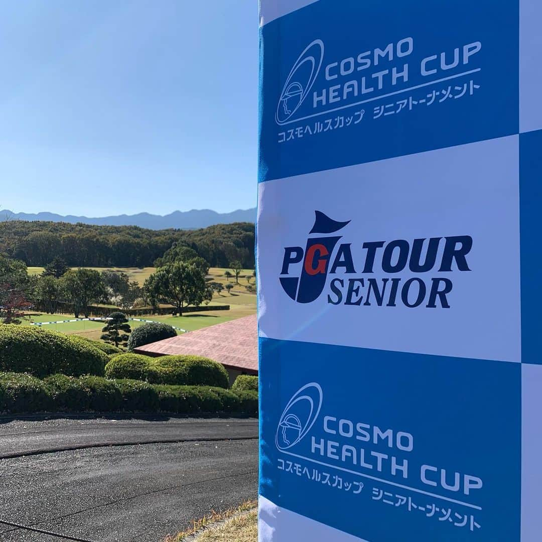 近藤祥子のインスタグラム：「. 今年初開催の コスモヘルスカップ シニアトーナメント2020⛳️ . 初代チャンピオンには、 ゴルフ人生において今が一番調子がいいという、 水巻善典選手が輝きました🏆✨ おめでとうございます🥳 . 表彰式のあとは、全選手で記念撮影📸 (全員PCR検査陰性判定) . . この試合が、今シーズンの私のスタートアナウンサーとしての最終戦！ 来シーズンはどのような大会が開催され、 どのような大会形式となるのでしょうか😌 コロナが収束して、通常どおりの試合が早く出来ることを願います🙏 . . あ、美味しかったので、 越生ゴルフクラブ名物のちゃんぽんも載せておこう🍜 . #コスモヘルスカップ #コスモヘルスカップシニアトーナメント #コスモヘルス #シニアトーナメント #ゴルフ#スタートアナウンス #スタートアナウンサー #スタートアナ #ゴルフ女子 #プロゴルファー #水巻善典 選手 #越生ゴルフクラブ #ちゃんぽん #golf #progolfer #seniorprogolfer #golstagram #instagolf #golfgirl #日本プロゴルフ協会 #pga」