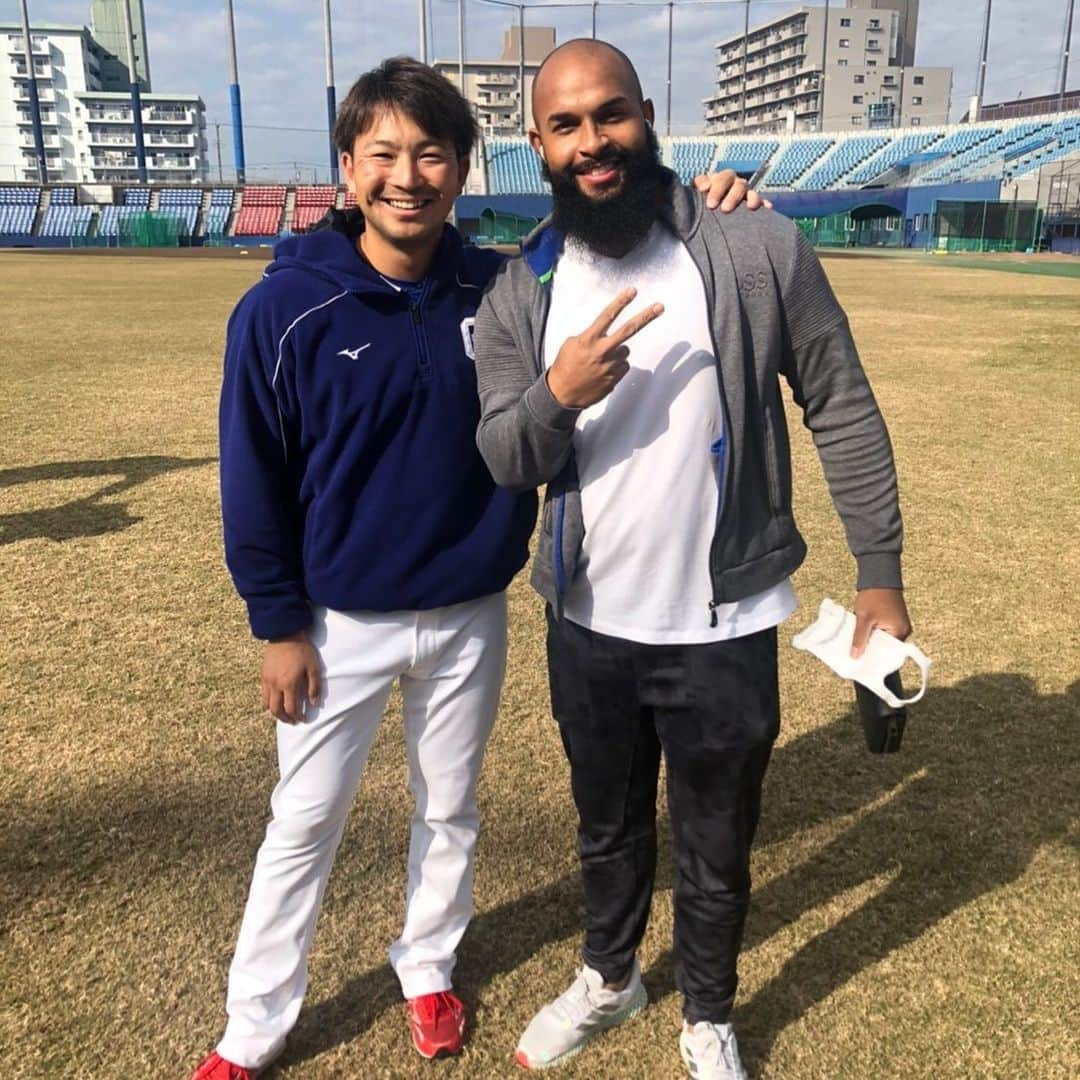 田島慎二さんのインスタグラム写真 - (田島慎二Instagram)「ナゴヤ球場に挨拶来てくれて最後に一枚写真が撮れた😭 年齢が一緒で仲良く話してた外国人選手の1人 リハビリ期間毎日、肘の調子はどうだって聞いてくれる本当に優しい男！！ 怪我しっかり治してアルモンテに投げられたらいいなって話してたら 勝敗じゃなくて楽しめたらいいなって😭 日本で野球やるかなー？ やってほしいなー」11月14日 14時40分 - taji.12