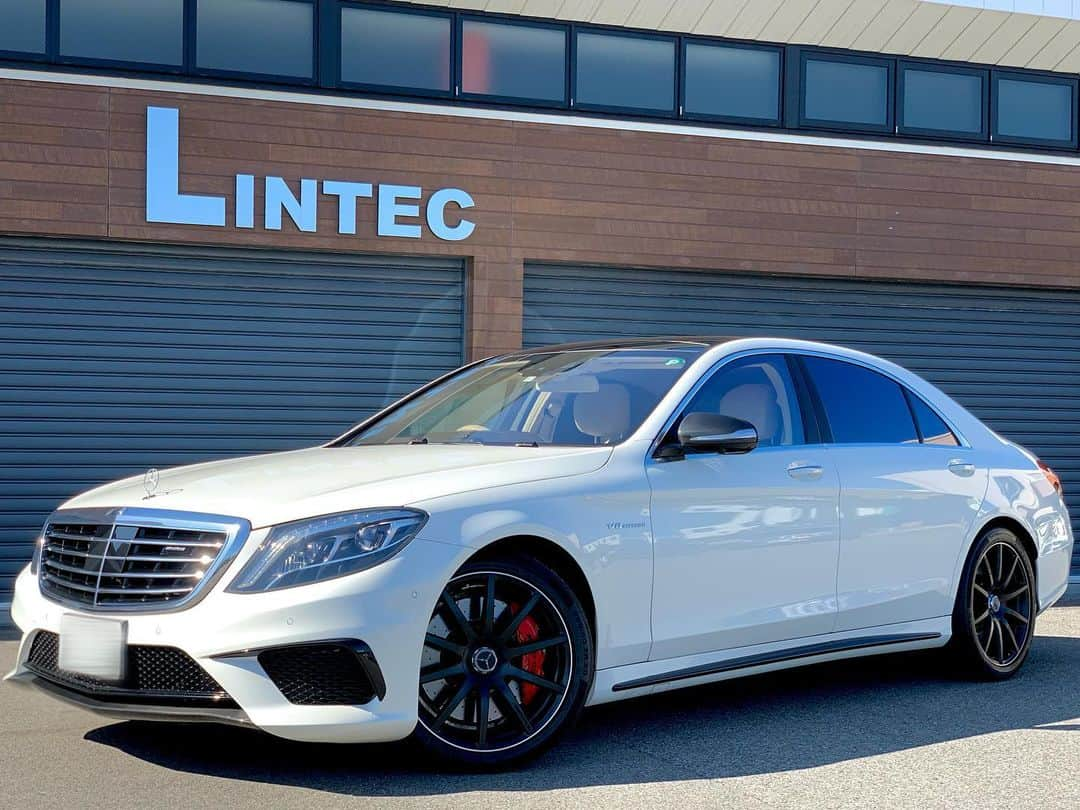 株式会社 リンテックさんのインスタグラム写真 - (株式会社 リンテックInstagram)「AMG A45に引き続き、AMG S63がSOLD OUTです😉 . ご遠方よりご来店くださり こちらのお車をご覧になられましたところ とてもお気に召され、即決でご購入くださりました。 この度は誠に有難うございました!! お子様がいらっしゃるという事ですが リアエンターテイメントが装備されておりますので 移動時間を退屈すること無くお楽しみいただけるかと思います😌 . 5.5リッター V8ツインターボのパワフルな走りと 豪快なAMGサウンドを思う存分ご堪能くださいませ♪ . #売約済み #メルセデスベンツ #メルセデスamg #ベンツ #ベンツsクラス #sクラス #s63amg #ベンツs63amg #w222amg #w222amg63 #w222s63 #5500cc #v8ツインターボ #v8biturbo #ファーストクラス #amgカーボン #amgダイナミック #メルセデスのある生活 #車好きな人と繋がりたい #車好きな人と繋がりたいフォローミー #車好き女子 #車好き男子 #ドライブのお供に #目の保養シリーズ #ドライブデート #助手席担当 #神戸 #六甲アイランド #中古車販売店 #リンテック神戸」11月14日 14時34分 - lintec_kobe