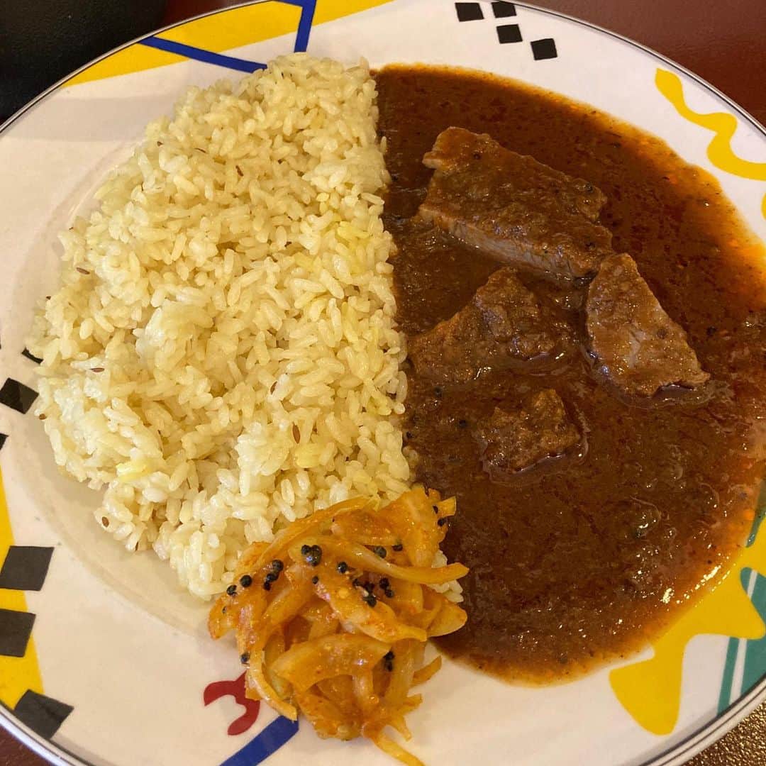 佐藤竜雄のインスタグラム：「昼は久しぶりにリョージ君のカレーを。 #土曜日の昼 #ビーフカレー #豆くじら #marusuke #高円寺 #大和町」