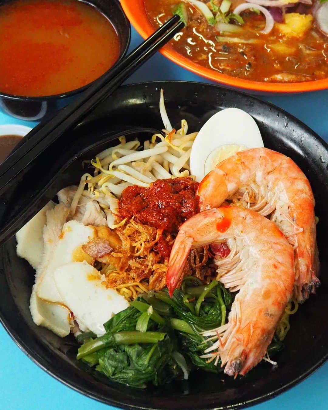Li Tian の雑貨屋さんのインスタグラム写真 - (Li Tian の雑貨屋Instagram)「Prawn Noodles and Penang Laksa from a newly opened @feijnoodles at Golden Mile Center. The prawn noodles ($6) comes with two huge prawns, fishcake, sliced pork and mini white shrimps from Malaysia (sth which is not commonly seen in prawn noodles). Love the punchy taste of the noodles when you tossed them with the homemade sambal chilli and the additional prawn aroma from the soup with a layer of red prawn oil. The Penang Assam Laksa ($5.50) will find favour in those who love the sourishness of the broth.   A pity that this hawker is going to close for 3 months by end Nov but there’s still time to hop by to give this a try   • • • #sgeats #singapore #local #best #delicious #food #igsg #sgig #exploresingapore #eat #sgfoodies #gourmet #yummy #yum #sgfood #foodsg #burpple #beautifulcuisines #bonappetit #instagood  #eatlocal #chinese #delicious #sgrestaurant #noodles #sghawker #laksa」11月14日 14時39分 - dairyandcream