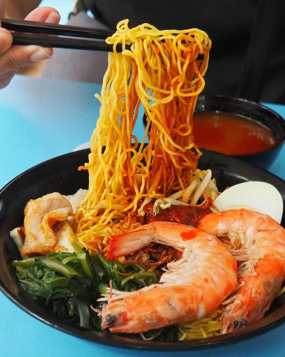 Li Tian の雑貨屋さんのインスタグラム写真 - (Li Tian の雑貨屋Instagram)「Prawn Noodles and Penang Laksa from a newly opened @feijnoodles at Golden Mile Center. The prawn noodles ($6) comes with two huge prawns, fishcake, sliced pork and mini white shrimps from Malaysia (sth which is not commonly seen in prawn noodles). Love the punchy taste of the noodles when you tossed them with the homemade sambal chilli and the additional prawn aroma from the soup with a layer of red prawn oil. The Penang Assam Laksa ($5.50) will find favour in those who love the sourishness of the broth.   A pity that this hawker is going to close for 3 months by end Nov but there’s still time to hop by to give this a try   • • • #sgeats #singapore #local #best #delicious #food #igsg #sgig #exploresingapore #eat #sgfoodies #gourmet #yummy #yum #sgfood #foodsg #burpple #beautifulcuisines #bonappetit #instagood  #eatlocal #chinese #delicious #sgrestaurant #noodles #sghawker #laksa」11月14日 14時39分 - dairyandcream