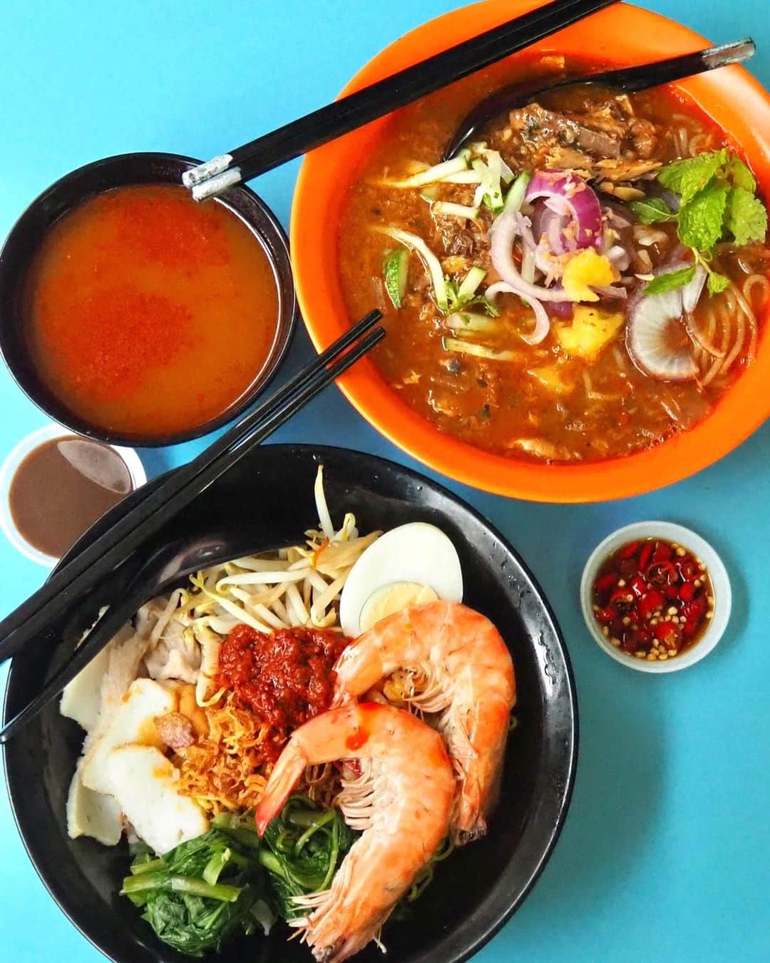Li Tian の雑貨屋のインスタグラム：「Prawn Noodles and Penang Laksa from a newly opened @feijnoodles at Golden Mile Center. The prawn noodles ($6) comes with two huge prawns, fishcake, sliced pork and mini white shrimps from Malaysia (sth which is not commonly seen in prawn noodles). Love the punchy taste of the noodles when you tossed them with the homemade sambal chilli and the additional prawn aroma from the soup with a layer of red prawn oil. The Penang Assam Laksa ($5.50) will find favour in those who love the sourishness of the broth.   A pity that this hawker is going to close for 3 months by end Nov but there’s still time to hop by to give this a try   • • • #sgeats #singapore #local #best #delicious #food #igsg #sgig #exploresingapore #eat #sgfoodies #gourmet #yummy #yum #sgfood #foodsg #burpple #beautifulcuisines #bonappetit #instagood  #eatlocal #chinese #delicious #sgrestaurant #noodles #sghawker #laksa」