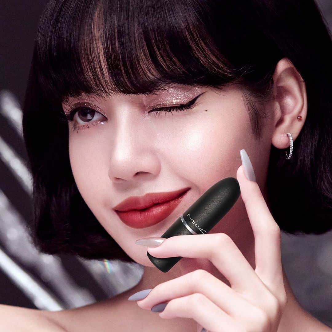 M∙A∙C Cosmetics Japanのインスタグラム：「【インスタグラム限定公開ビジュアル第2弾！】 LISA @lalalalisa_m のお気に入りアイテムで、明るく輝くホリデーメイクルックを手に入れて✨ #MACLovesLisa ㅤ 【使用製品】 💖スタジオ フィックス フルイッド SPF 15 💖ブラシストローク ライナー / ブラシブラック 💖エクストラ ディメンション スキンフィニッシュ / ショー ゴールド 💖パウダー ブラッシュ / メルバ 💖ダズルシャドウ リキッド / ラブ ユア セルフ、ダイヤモンド クランブルズ 💖スモールアイシャドウ / コルク 💖パウダー キス リキッド リップカラー / メイク ラブ トゥ ザ カメラ ㅤ #MACPOWDERKISS #MACパウダーキス」