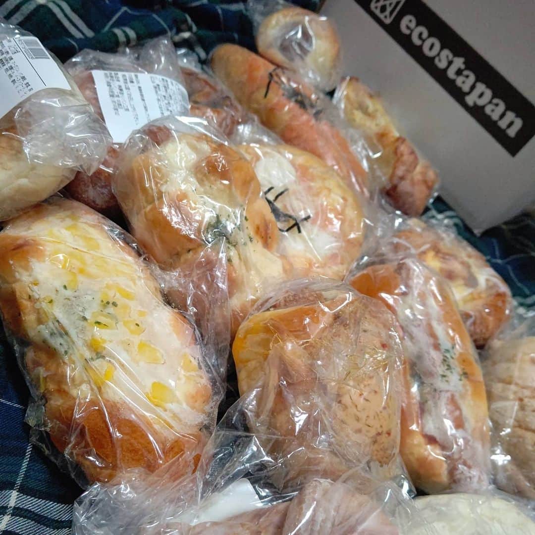 松浦麻里奈さんのインスタグラム写真 - (松浦麻里奈Instagram)「全国のロスパンを無くすために @ecostapan （エコスタパン） 専門の、パン屋さんが作るお取り寄せサイト⊂(•‿•⊂ )*.✧  通販サイトの中から 毎朝100種類以上のパンを焼き上げてる 「夢づくりパン工房」のパンを選んで注文✨  菓子パン・調理パン・食卓パン・フランスパン系など そのなかから人気のパンが15個入ってて　  送料無料　２５００円(税込み)♥🍞  ランダムで詰め合わせで、クール便で来るよ😌  配送日に合わせて焼き上げ梱包していて、 ひとつひとつ職人の手造り！！  食べるときは、 ◆常温で解凍し、霧吹きをしてから オーブンやトースターで温めてから食べる。  ◆お惣菜系のパンはレンジで15秒ほど温めて トースターで２分ほど加熱するとふんわりして 中まで熱々になり美味しく食べれるよ✨  賞味期限 冷凍・未開封で20日／解凍後1日  60サイズの段ボールに、沢山パンが入ってた🥰  朝ごはんとか、ちょっとした小腹が空いたときとかに チンするだけで美味しいパン食べれるし、 他にも色んなパン屋さんのお取り寄せ出来るので 好きなパンが見つけやすい〜😁👍  #ecostapan #お取り寄せパン #エコスタパン #フードロス削減 #pr#パン屋#パン#朝ごはん#dinner#dinnertime  #LUNCHTime#お取り寄せスイーツ #お取り寄せグルメ #惣菜パン #菓子パン#パン屋さん #全国のパン屋さん #ランチ #ディナー#toast #breakfast #bakery  #bakerycafe #bakeryshop #お取り寄せ #グルメスタグラム #グルメ #グルメ好きな人と繋がりたい #グルメ女子」11月14日 14時52分 - ay114.831m