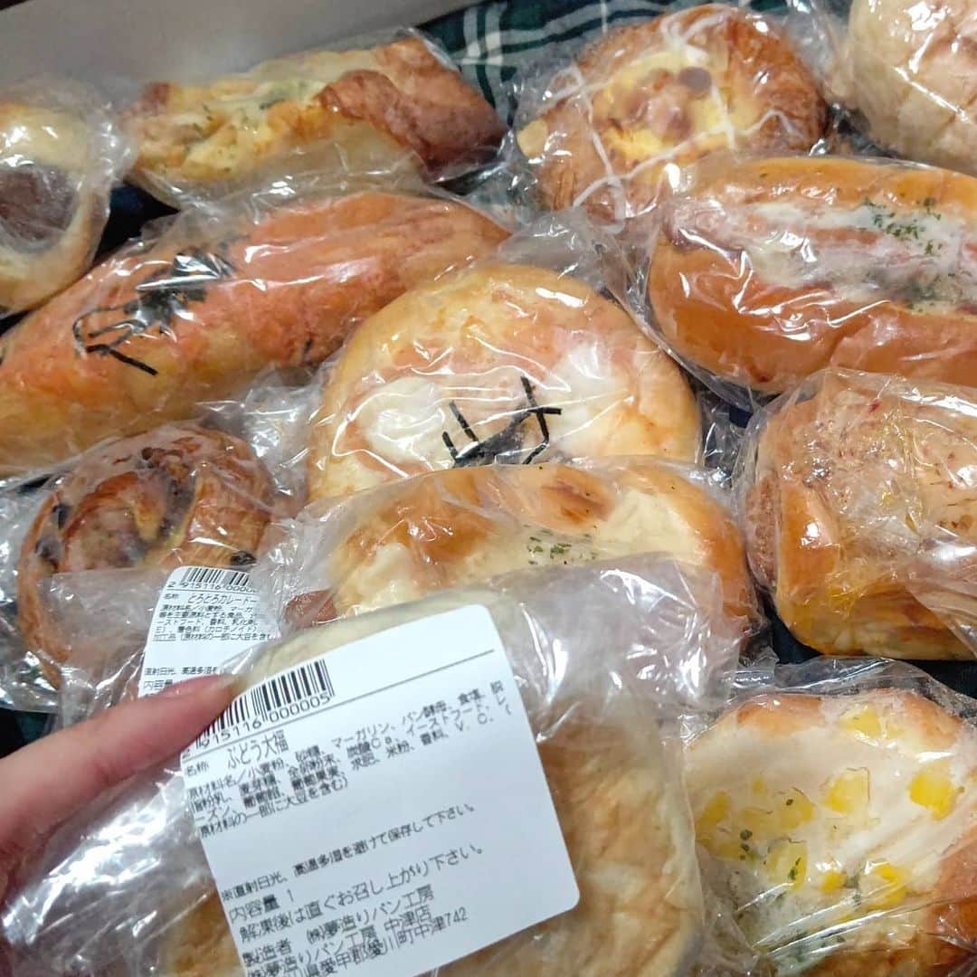 松浦麻里奈さんのインスタグラム写真 - (松浦麻里奈Instagram)「全国のロスパンを無くすために @ecostapan （エコスタパン） 専門の、パン屋さんが作るお取り寄せサイト⊂(•‿•⊂ )*.✧  通販サイトの中から 毎朝100種類以上のパンを焼き上げてる 「夢づくりパン工房」のパンを選んで注文✨  菓子パン・調理パン・食卓パン・フランスパン系など そのなかから人気のパンが15個入ってて　  送料無料　２５００円(税込み)♥🍞  ランダムで詰め合わせで、クール便で来るよ😌  配送日に合わせて焼き上げ梱包していて、 ひとつひとつ職人の手造り！！  食べるときは、 ◆常温で解凍し、霧吹きをしてから オーブンやトースターで温めてから食べる。  ◆お惣菜系のパンはレンジで15秒ほど温めて トースターで２分ほど加熱するとふんわりして 中まで熱々になり美味しく食べれるよ✨  賞味期限 冷凍・未開封で20日／解凍後1日  60サイズの段ボールに、沢山パンが入ってた🥰  朝ごはんとか、ちょっとした小腹が空いたときとかに チンするだけで美味しいパン食べれるし、 他にも色んなパン屋さんのお取り寄せ出来るので 好きなパンが見つけやすい〜😁👍  #ecostapan #お取り寄せパン #エコスタパン #フードロス削減 #pr#パン屋#パン#朝ごはん#dinner#dinnertime  #LUNCHTime#お取り寄せスイーツ #お取り寄せグルメ #惣菜パン #菓子パン#パン屋さん #全国のパン屋さん #ランチ #ディナー#toast #breakfast #bakery  #bakerycafe #bakeryshop #お取り寄せ #グルメスタグラム #グルメ #グルメ好きな人と繋がりたい #グルメ女子」11月14日 14時52分 - ay114.831m