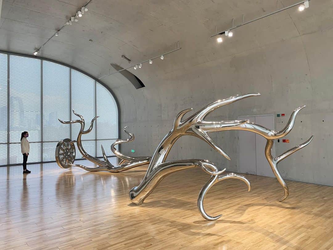 松山智一のインスタグラム：「“Wheels Of Fortune” & “Double Jeopardy!” , 2 new stainless steel sculptures @thelongmuseum」