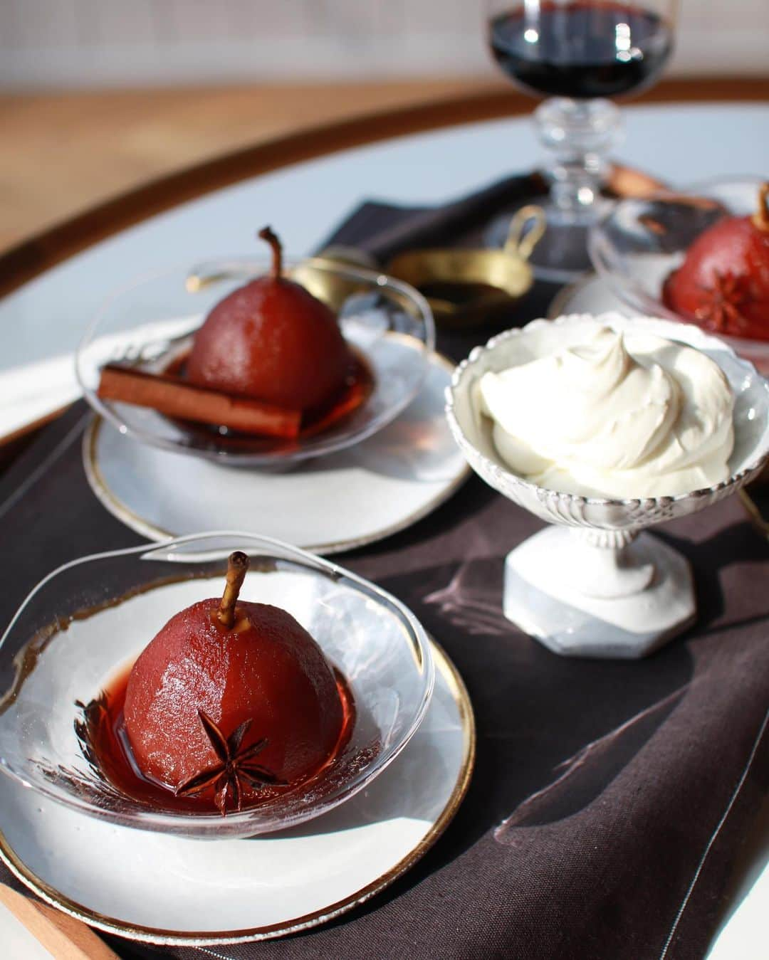 樋口智恵子のインスタグラム：「Poached pear🍐🍷 . . . . 洋梨が美味しい季節🍐ワインとスパイスでじっくり煮込んでから二日間冷蔵庫で寝かせたら宝石のような美しさ🍷ふわふわマスカルポーネクリームを添えて☁️ . . . . #poachedpears #pearcompote #astierdevillatte #洋梨 #洋梨のコンポート #季節のフルーツ #季節のデザート #seasonalfood #autumn #お菓子作り #おやつタイム」