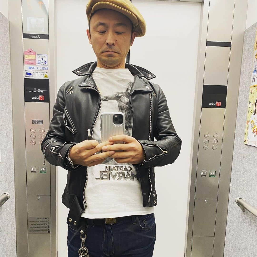 野村浩二のインスタグラム：「久しぶりにキャプテンマーベルのTシャツ着た。 強くなれた気がした。 #江戸むらさき  #キャプテンマーベル  #マーベル」