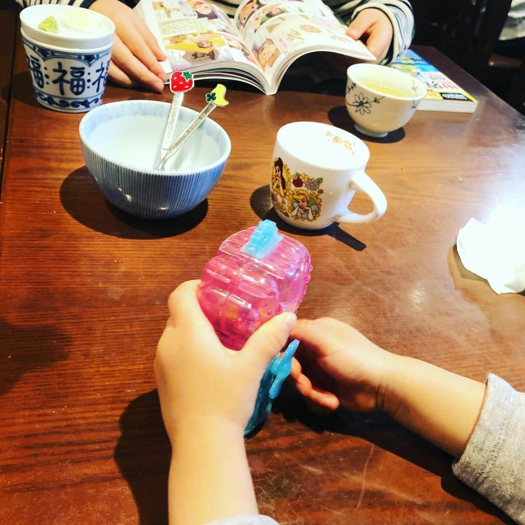 山口もえさんのインスタグラム写真 - (山口もえInstagram)「ご褒美な休日✨ 昼間っから天ぷらと🍶をいただく😍 1人な感じですが・・・ もちろん子連れです。笑 本屋さんに寄ってからのごはんは皆静かだから助かるね😊 母の知恵なり。笑 皆さま笑顔多き週末を・・・💕  #週末#ごほうび#ランチ #明るいうちから呑む #贅沢な時間 #今週がんばったから #たまには#良いっしょ💕」11月14日 15時25分 - moe_yamaguchi0611