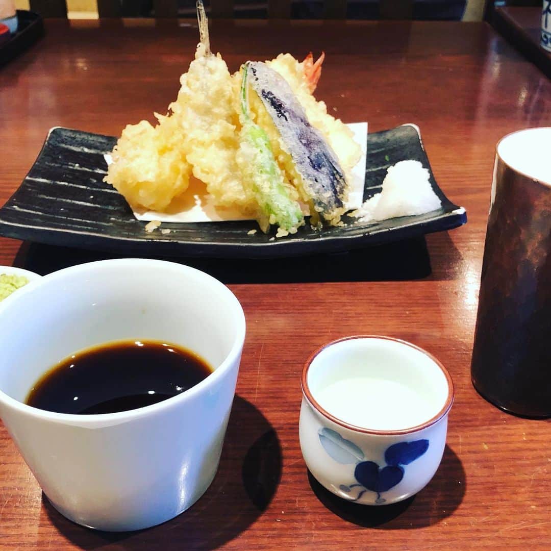 山口もえのインスタグラム：「ご褒美な休日✨ 昼間っから天ぷらと🍶をいただく😍 1人な感じですが・・・ もちろん子連れです。笑 本屋さんに寄ってからのごはんは皆静かだから助かるね😊 母の知恵なり。笑 皆さま笑顔多き週末を・・・💕  #週末#ごほうび#ランチ #明るいうちから呑む #贅沢な時間 #今週がんばったから #たまには#良いっしょ💕」