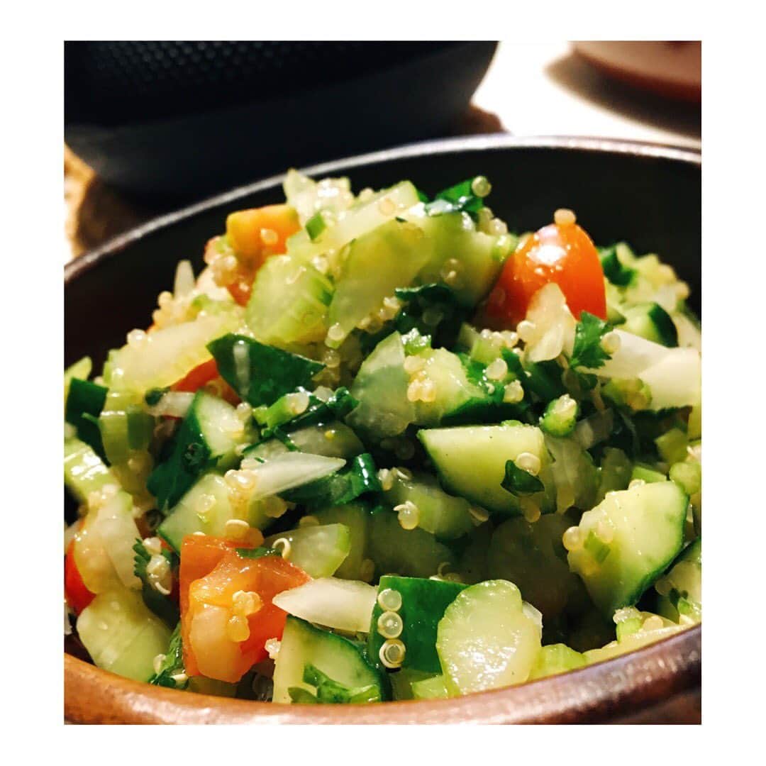 伴都美子さんのインスタグラム写真 - (伴都美子Instagram)「✔️﻿ ﻿ キヌアに夢中。 ﻿ 普段はサラダにしたりスープに入れることが多く、 白米や雑穀米に大さじ１杯ほど加え炊いています。﻿ ﻿ キヌアはアンデス地方に生息し、 古くから「母なる穀物」として親しまれてきた植物。 NASAや国連も認めたスーパーフード。  栄養をバランスよく摂り、 健やかな身体作りを目指します。  ﻿ #キヌア  #quinoa  #quinoasalad」11月14日 15時18分 - van._doasinfinity