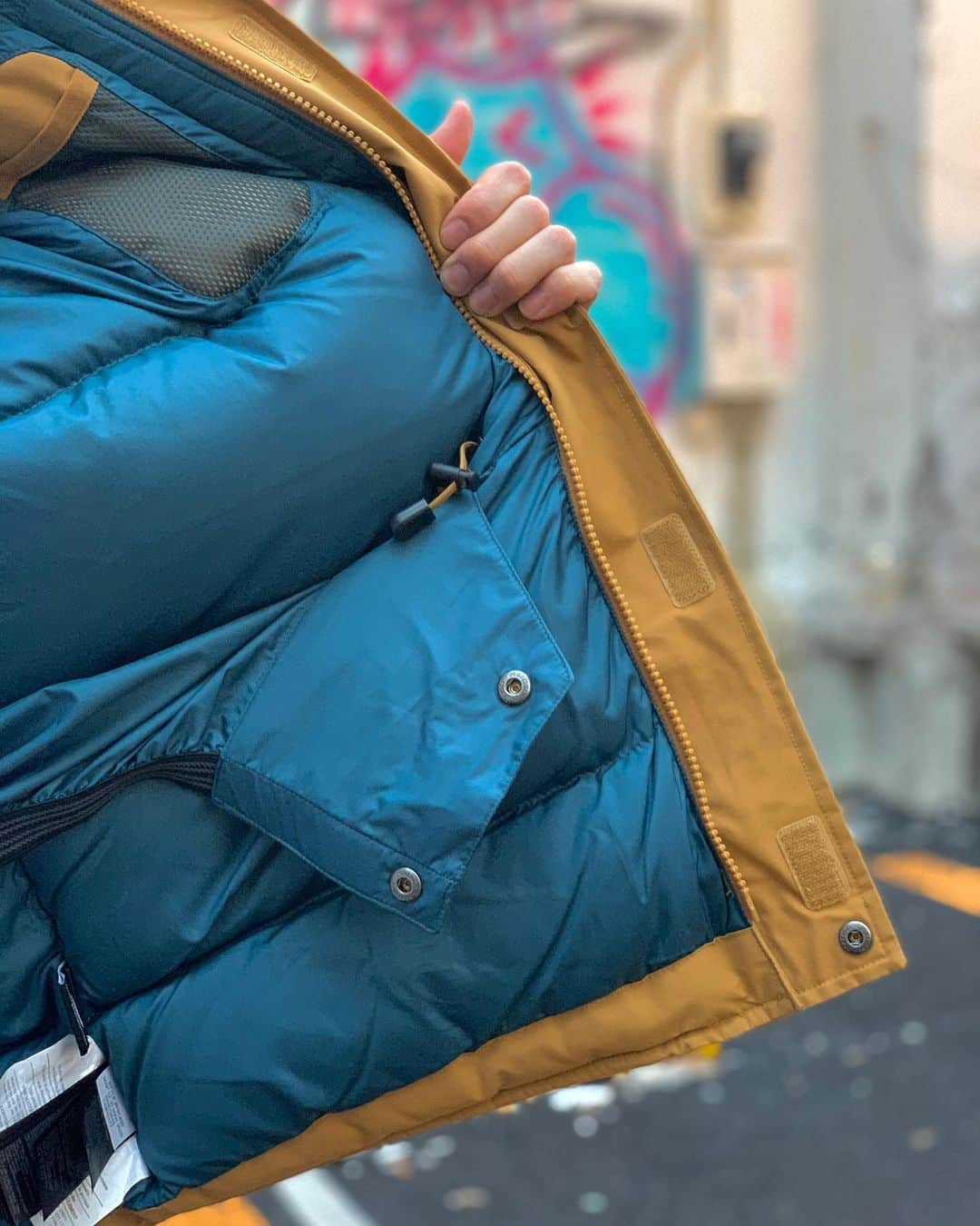 GROW AROUNDさんのインスタグラム写真 - (GROW AROUNDInstagram)「#growaroundnewarrivals  MARMOT  MAMMOTH PARKA WEBUP完了中です🙌 SHELLにはGORE-TEX Products 2Lの防水生地を使用。 700FillのDOWNがふんだんに入っており抜群の保温性となっております。 首元までがっちり覆うフラップ式のフードは、着脱が可能となっておりウエスト部分にはパウダースカートも付属しています。 多数のユーティリティポケットが実用性高く素晴らしい仕上がりとなっております。 サイズ感は大きめに出来ていて、 172cm 63kgでSサイズを着用しています。(Sサイズ　着丈76cm 横幅63cm )」11月14日 15時19分 - growaround