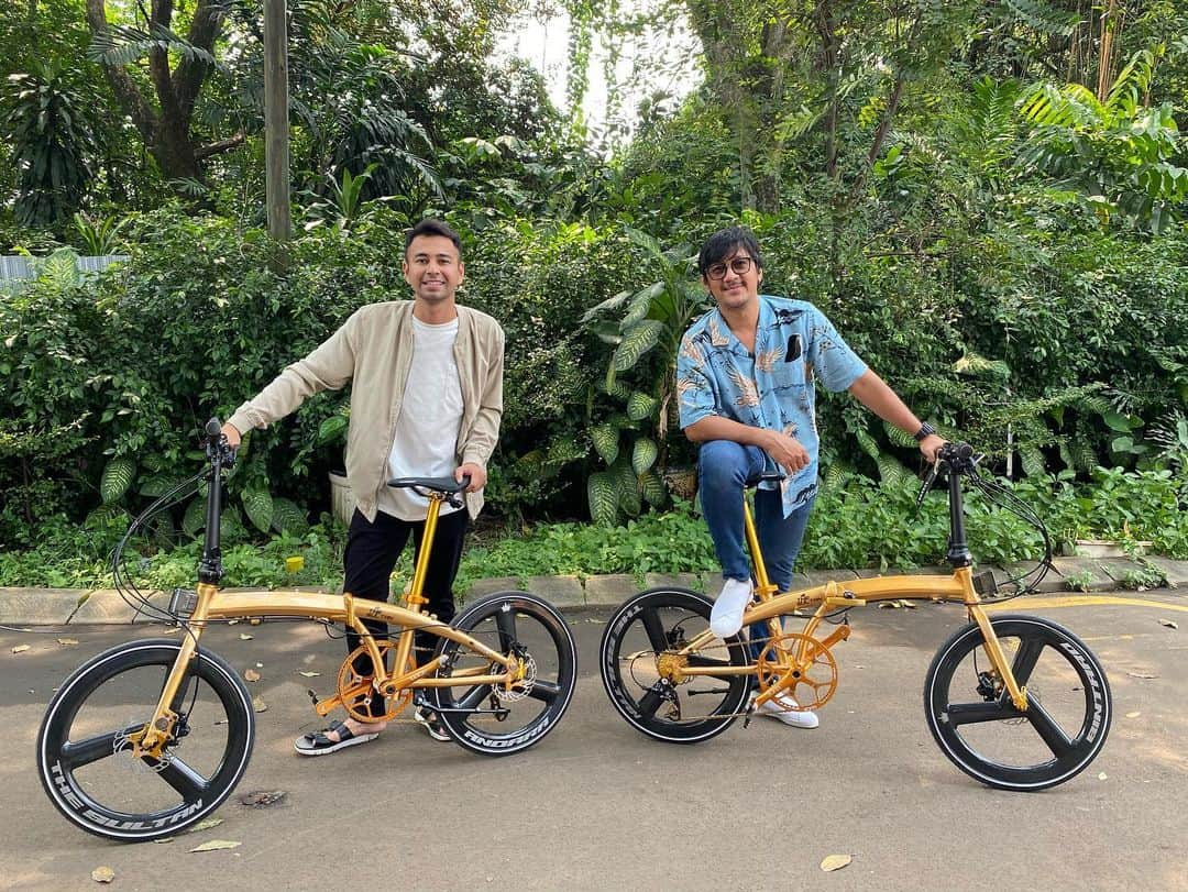 Raffi Ahmadさんのインスタグラム写真 - (Raffi AhmadInstagram)「Gold Edition !!! Special “The Sultan” @elementbikeid ⭐️ Cuman 88 Sepeda !!! Limited Edition !!! Ada yang mau kembaran bareng kita sepedanya ??? 😃」11月14日 15時20分 - raffinagita1717