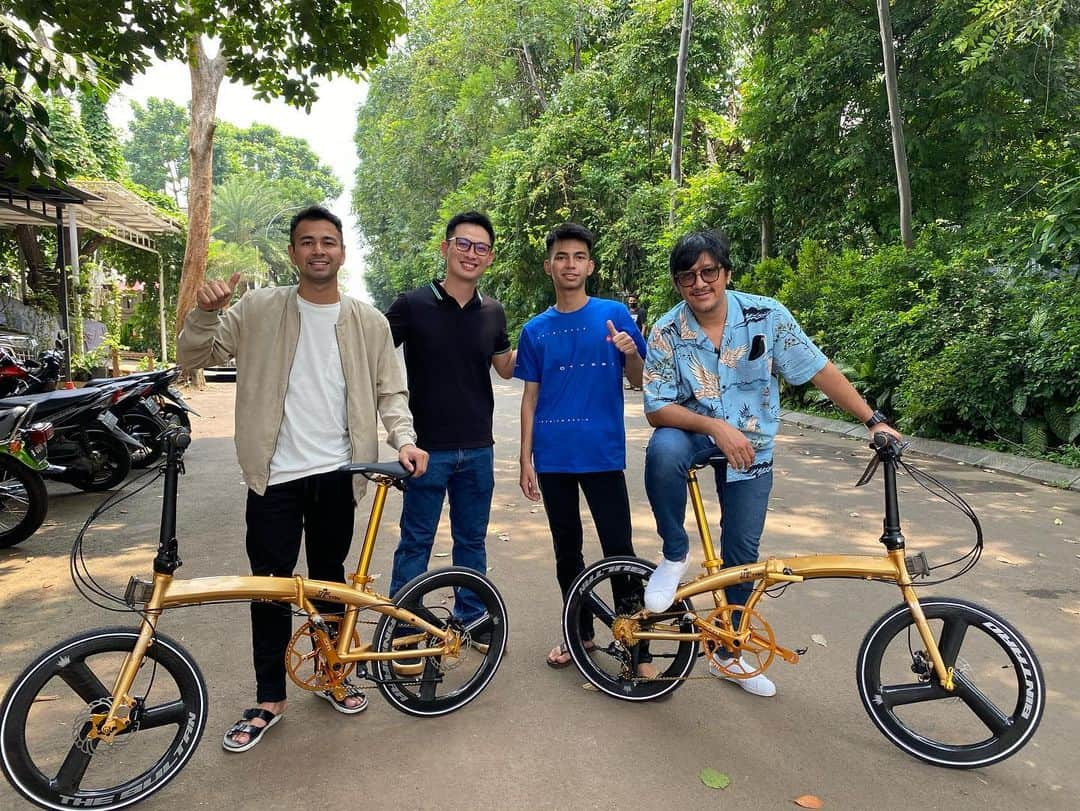 Raffi Ahmadさんのインスタグラム写真 - (Raffi AhmadInstagram)「Gold Edition !!! Special “The Sultan” @elementbikeid ⭐️ Cuman 88 Sepeda !!! Limited Edition !!! Ada yang mau kembaran bareng kita sepedanya ??? 😃」11月14日 15時20分 - raffinagita1717