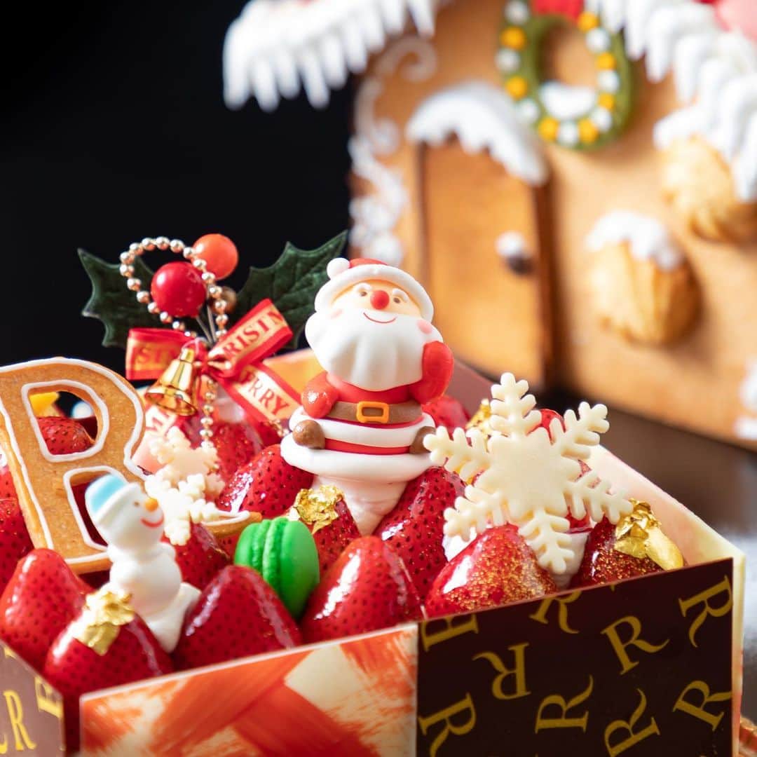 【公式】ルネッサンスリゾートオキナワのインスタグラム：「.﻿ 【レッドクリスマス★スペシャルケーキ】﻿ ﻿ ﻿ ◼︎ルネッサンスファンタジー　赤い屋根のあま～いお家﻿ ﻿ 料　金　￥20,000（税別、限定20個）﻿ サイズ　21cm×23cm﻿ ※30km圏内のデリバリーを承ります。﻿ ﻿ ﻿ ◼︎ルージュ・ド・ノエル﻿ ﻿ 料　金　￥5,000（税別、限定80個）﻿ サイズ　18cm﻿ ﻿ ﻿ 受付日時﻿ 2020年11月1日～12月19日／10:00 ～ 22:00﻿ ﻿ 受け渡し期間﻿ 2020年12月20日～12月25日﻿ ﻿ ナビゲーターデスク(ロビー）までお問合せください。﻿ TEL.098-965-0707﻿ 内線13（時間 8:00～21:00）﻿ ﻿ ﻿ #クリスマスケーキ﻿ #おかしの家﻿ #沖縄﻿ #リゾート﻿ #ホテル﻿ #ルネッサンスリゾートオキナワ﻿ #okinawa﻿ #resort﻿ #hotel﻿ #renaissanceokinawaresort﻿ #renhotels」