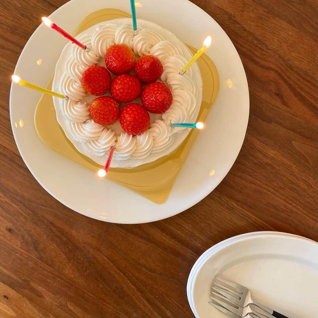 渡辺佳子のインスタグラム：「今日のおやつは、苺のケーキ。 夫の誕生日祝いをしました。  息子は毎年恒例のバースデーカードに お気に入りのポケモンキャラを描いてくれました(^^)  #銀座コージーコーナー #小麦と卵と乳を使わないデコレーション  #色々食べ比べましたが #ここのケーキが1番好き #アレルギー対応ケーキ #息子リクエストの #苺のホールケーキ  #今年もやっぱり #息子がロウソクの火を消したよ😅 #いつまで消してくれるのかな、、、。 #それもまたお楽しみの1つ。  #乳製品アレルギー  #plantbased #glutenfree」
