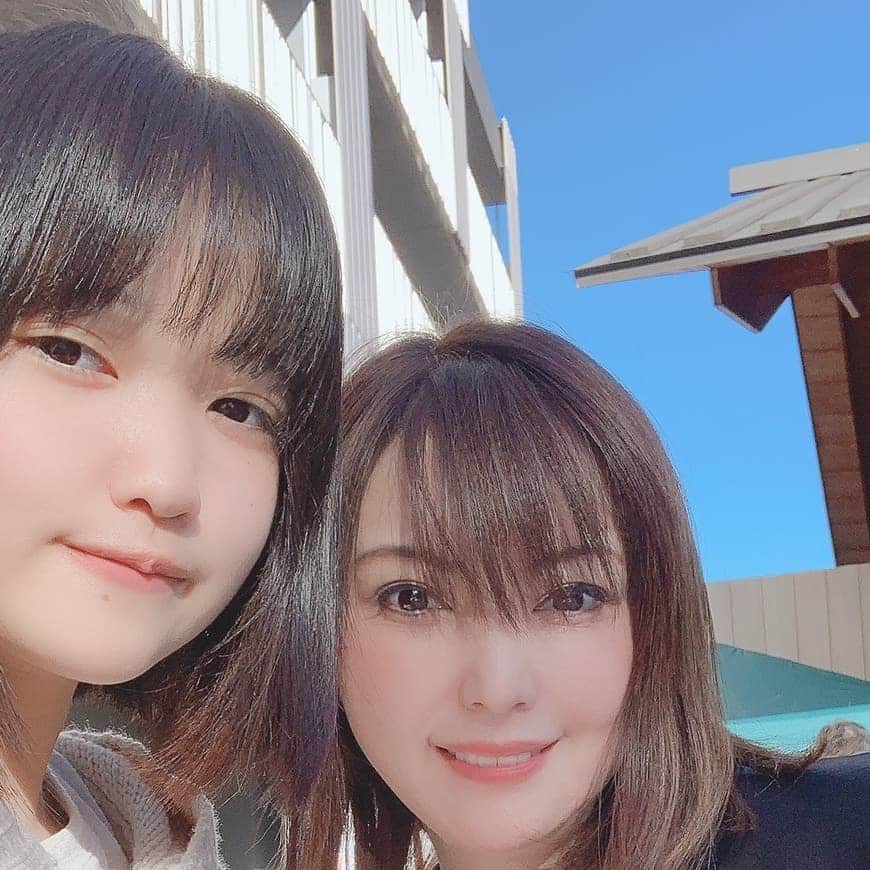 角川慶子のインスタグラム：「赤城神社に小学校がまだ決まってない園児ちゃん園児くんや、補欠繰り上がりしたい園児くんの祈祷をしてきました。 祈るしかない。  さっき日本一難しい名門小学校に受かったと連絡あり喜びつつ、最後の最後まで全員合格をサポートしたいです。  #赤城神社#神楽坂#隈研吾デザイン#角川慶子#駒沢の森こども園」