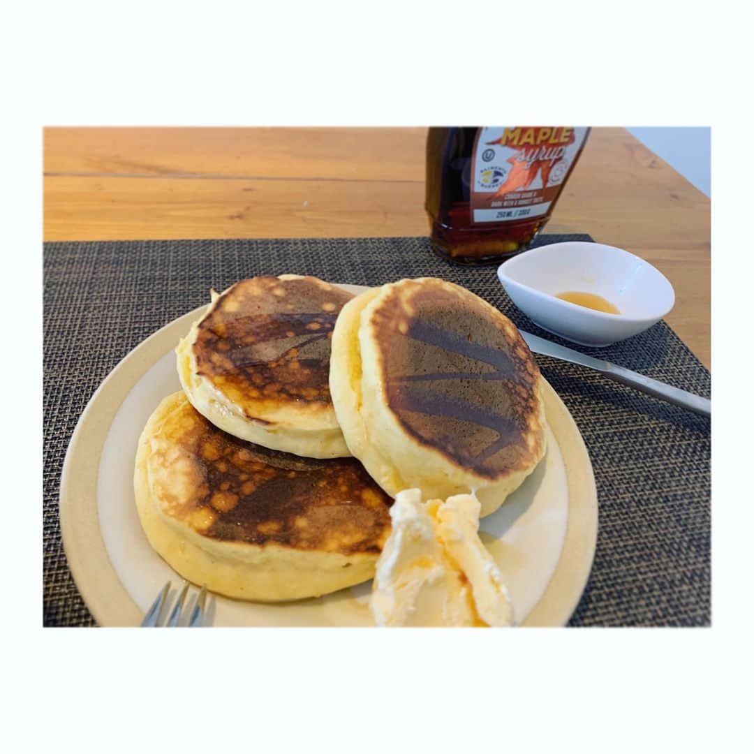 三倉茉奈さんのインスタグラム写真 - (三倉茉奈Instagram)「パンケーキメイプルシロップかけ。2.3日前にマツコさんの番組でメイプルシロップの特集をしていて、どうしても食べたくなってしまった☺︎ 次の日買いに行ったらメイプルシロップのダーク(マツコさんが1番気に入っていたお味)は売り切れてて、テレビの影響力さすが、と✨✨ パンケーキはおからパウダーでヘルシーにふっくらかさまし。バニラアイス添え。おいし。 #おやつ #pancake #maplesyrup」11月14日 15時40分 - mana_mikura_official