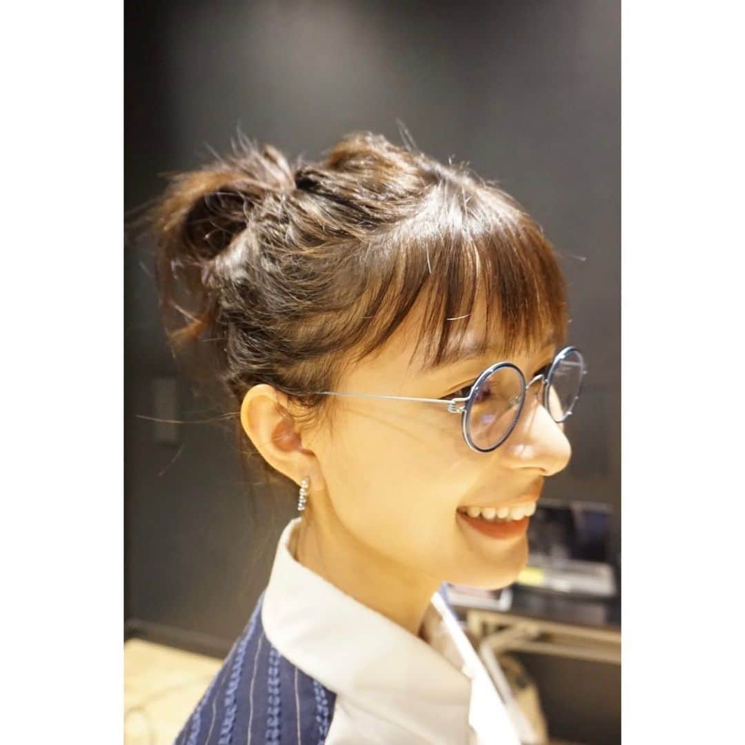 芳根京子さんのインスタグラム写真 - (芳根京子Instagram)「弥生会計の時のオフショットでございます。  実際に劇場で撮影したので、いつもと違う撮影現場の雰囲気にドキドキしましたが、わりとすぐいつも通りゲラゲラ笑ってたな。笑  今年度もよろしくお願いします☺︎  #弥生会計」11月14日 15時51分 - yoshinekyoko