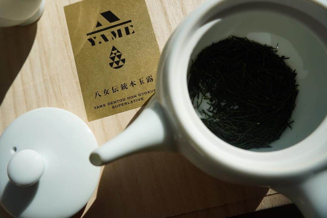 JUNNAさんのインスタグラム写真 - (JUNNAInstagram)「少しひんやりした空気が清々しい冬の朝、 妹と心身ともに温まるお茶体験をさせていただきました🍵  お茶をたてた事はありますが 急須で正しいお茶の淹れ方を教えていただくのは初めて。  今回は日本茶の中でも最高級と言われる玉露を...。  日本にはたくさんの玉露がありますが、 「八女伝統本玉露」は日本の八女地方、九州、福岡県の南部に位置する農業に理想的な深い山あいの「八女」でしか生まれない奇跡のお茶🍵  @yame_teashop   スケールを使って 厳密に指定の茶葉、お湯の量を測り、 蒸らす時にはストップウォッチで⏱  お茶を淹れるのにこんなにドキドキするのは初めて...  完璧に指示通りに入れても お隣さんと交換すると全く違う味に...  ほんの数秒、一滴で全く異なる味になるんですって。  本当に驚きました。  40度程のぬるいお湯を注いだ瞬間に香り立つ甘く新鮮な香りに期待が高まります。  見た目はぼ透明の様な澄み切った浅緑。  イメージしていた黄緑ではなく  これ味でているのかしら？と少し不安に思うほど。  気になるお味は...  まるでお出汁をいただいているような...濃厚さ。  ほんのわずかに口にしただけで 旨味・甘味がずっと続く様な...  だからこの湯呑み はじめは小さいなと思っていたのに いただいてみると十分満足してしまいました。  そしてこの玉露、5 煎目ほど楽しんだあと、 茶葉を塩やポン酢につけて食べられると言う また驚き👀  茶葉をおいしく食せるのも、 八女伝統本玉露の特徴なんですって。  HPでは美しい八女やお茶の淹れ方などの動画を 見ることができるので気になる方は是非ご覧ください  お土産にいただいたこだわりの詰まった 最後の一滴まで美味しくいただける茶器セット🫖 でおもてなし時間にも友人達とも楽しめそう。  大人のギフトにも素敵だな。  心身温まる穏やかで心地良いひとときを @yame_teashop  @hisakonamekata @karin_sato  ありがとうございました。  #八女茶 #玉露 #茶 #玉露 #お茶 #お茶の時間 #yame #tea #八女 #japanesetea#福岡県#伝統#日本茶#贈り物 #ギフト#八女伝統本玉露」11月14日 15時44分 - junna