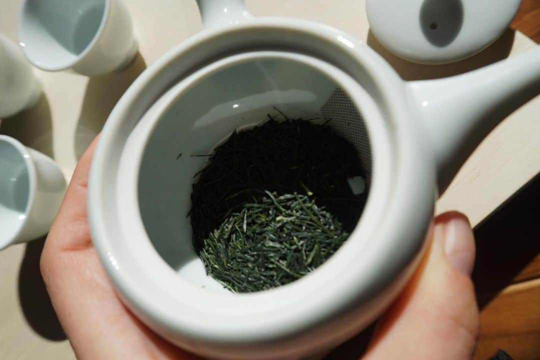 JUNNAさんのインスタグラム写真 - (JUNNAInstagram)「少しひんやりした空気が清々しい冬の朝、 妹と心身ともに温まるお茶体験をさせていただきました🍵  お茶をたてた事はありますが 急須で正しいお茶の淹れ方を教えていただくのは初めて。  今回は日本茶の中でも最高級と言われる玉露を...。  日本にはたくさんの玉露がありますが、 「八女伝統本玉露」は日本の八女地方、九州、福岡県の南部に位置する農業に理想的な深い山あいの「八女」でしか生まれない奇跡のお茶🍵  @yame_teashop   スケールを使って 厳密に指定の茶葉、お湯の量を測り、 蒸らす時にはストップウォッチで⏱  お茶を淹れるのにこんなにドキドキするのは初めて...  完璧に指示通りに入れても お隣さんと交換すると全く違う味に...  ほんの数秒、一滴で全く異なる味になるんですって。  本当に驚きました。  40度程のぬるいお湯を注いだ瞬間に香り立つ甘く新鮮な香りに期待が高まります。  見た目はぼ透明の様な澄み切った浅緑。  イメージしていた黄緑ではなく  これ味でているのかしら？と少し不安に思うほど。  気になるお味は...  まるでお出汁をいただいているような...濃厚さ。  ほんのわずかに口にしただけで 旨味・甘味がずっと続く様な...  だからこの湯呑み はじめは小さいなと思っていたのに いただいてみると十分満足してしまいました。  そしてこの玉露、5 煎目ほど楽しんだあと、 茶葉を塩やポン酢につけて食べられると言う また驚き👀  茶葉をおいしく食せるのも、 八女伝統本玉露の特徴なんですって。  HPでは美しい八女やお茶の淹れ方などの動画を 見ることができるので気になる方は是非ご覧ください  お土産にいただいたこだわりの詰まった 最後の一滴まで美味しくいただける茶器セット🫖 でおもてなし時間にも友人達とも楽しめそう。  大人のギフトにも素敵だな。  心身温まる穏やかで心地良いひとときを @yame_teashop  @hisakonamekata @karin_sato  ありがとうございました。  #八女茶 #玉露 #茶 #玉露 #お茶 #お茶の時間 #yame #tea #八女 #japanesetea#福岡県#伝統#日本茶#贈り物 #ギフト#八女伝統本玉露」11月14日 15時44分 - junna
