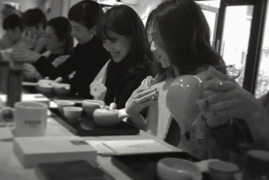 JUNNAのインスタグラム：「少しひんやりした空気が清々しい冬の朝、 妹と心身ともに温まるお茶体験をさせていただきました🍵  お茶をたてた事はありますが 急須で正しいお茶の淹れ方を教えていただくのは初めて。  今回は日本茶の中でも最高級と言われる玉露を...。  日本にはたくさんの玉露がありますが、 「八女伝統本玉露」は日本の八女地方、九州、福岡県の南部に位置する農業に理想的な深い山あいの「八女」でしか生まれない奇跡のお茶🍵  @yame_teashop   スケールを使って 厳密に指定の茶葉、お湯の量を測り、 蒸らす時にはストップウォッチで⏱  お茶を淹れるのにこんなにドキドキするのは初めて...  完璧に指示通りに入れても お隣さんと交換すると全く違う味に...  ほんの数秒、一滴で全く異なる味になるんですって。  本当に驚きました。  40度程のぬるいお湯を注いだ瞬間に香り立つ甘く新鮮な香りに期待が高まります。  見た目はぼ透明の様な澄み切った浅緑。  イメージしていた黄緑ではなく  これ味でているのかしら？と少し不安に思うほど。  気になるお味は...  まるでお出汁をいただいているような...濃厚さ。  ほんのわずかに口にしただけで 旨味・甘味がずっと続く様な...  だからこの湯呑み はじめは小さいなと思っていたのに いただいてみると十分満足してしまいました。  そしてこの玉露、5 煎目ほど楽しんだあと、 茶葉を塩やポン酢につけて食べられると言う また驚き👀  茶葉をおいしく食せるのも、 八女伝統本玉露の特徴なんですって。  HPでは美しい八女やお茶の淹れ方などの動画を 見ることができるので気になる方は是非ご覧ください  お土産にいただいたこだわりの詰まった 最後の一滴まで美味しくいただける茶器セット🫖 でおもてなし時間にも友人達とも楽しめそう。  大人のギフトにも素敵だな。  心身温まる穏やかで心地良いひとときを @yame_teashop  @hisakonamekata @karin_sato  ありがとうございました。  #八女茶 #玉露 #茶 #玉露 #お茶 #お茶の時間 #yame #tea #八女 #japanesetea#福岡県#伝統#日本茶#贈り物 #ギフト#八女伝統本玉露」