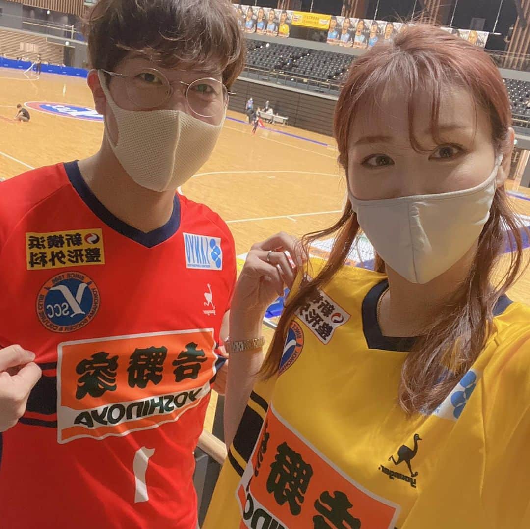 のインスタグラム：「ももちゃんと一緒に陽太さんの試合を観戦⚽️  陽太さん ナイスプレーのバーゲンセール👏🏻笑  ももちゃん陽太さんにベタ惚れ🥳  改めて2人の空気感好きだなーと思いました✨  陽太さん、ももちゃん ご結婚本当におめでとうございます💍  本当にお似合いな2人！ 末永くお幸せにです😙  #ヨウタモモコ  #鈴木陽太  #横町ももこ #いきなり婚」