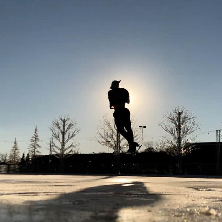 ティモシー・ドレンスキーのインスタグラム：「It’s not often you get to eclipse the sun in midair.   Forever grateful to @icecreativeentertainment for giving me this opportunity.   @jackson.ultima @johnwilsonblades」