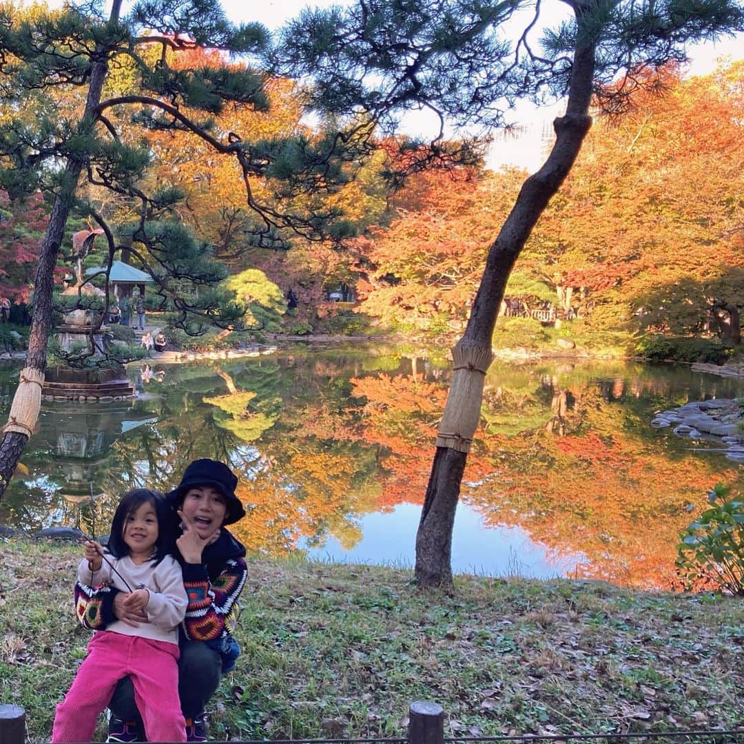 DJ Yummyのインスタグラム：「最近運動不足すぎたので徒歩で来ちゃったよ。日比谷公園いま最高きれいです！ Walk around autumn colored Tokyo👭🧡#雲形池」