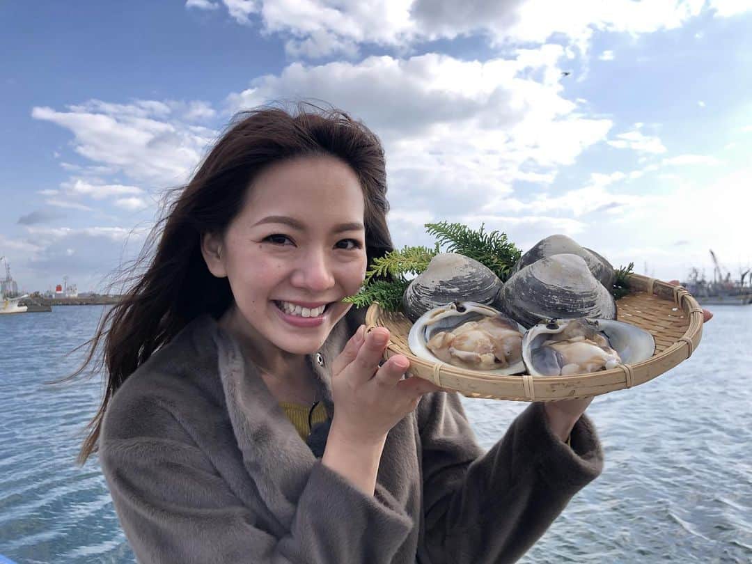 芳賀愛華のインスタグラム：「. おおーーーきなホッキ 😍‼︎‼︎‼︎ 今夜の旅コミ北海道は 苫小牧のホッキと室蘭のマツカワの ゴージャスな海鮮丼😍🥰‼︎ 私は苫小牧に行ってホッキの海鮮丼いただきました😋 ぜひご覧ください📺❤️❤️ tvh 7ch 6時30分から📺 . . . #旅コミ#旅コミ北海道」